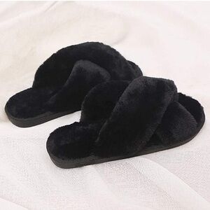 Women's Black Fuzzy Slippers